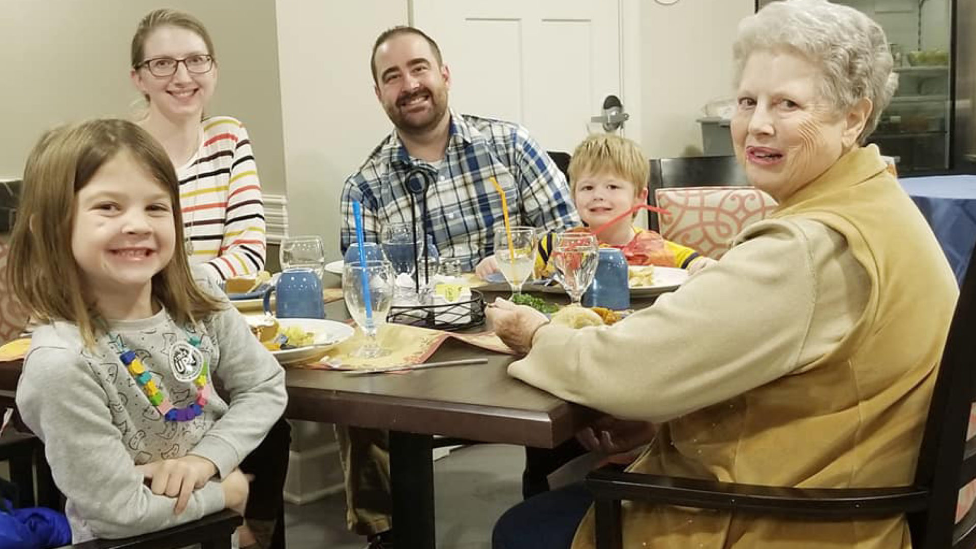 On Thursday, November 8, Cross Creek at Lee’s Summit Assisted Living | Memory Care residents, staff and family members gathered together to celebrate the community’s first Thanksgiving.
